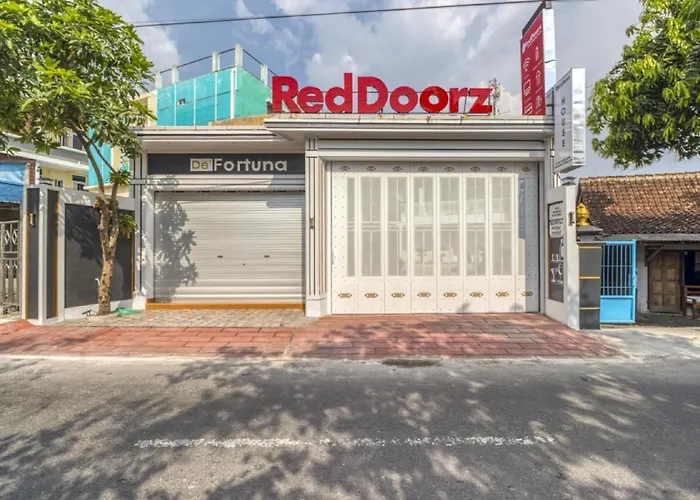 Reddoorz Plus Near Gembira Loka Zoo 2
